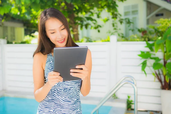 Retrato hermosa joven asiática mujer feliz sonrisa usando tableta o —  Fotos de Stock