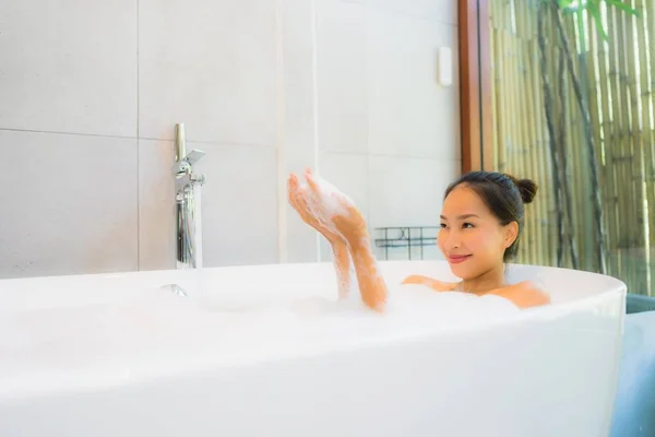 Retrato jovem bela mulher asiática tomar um banho na banheira — Fotografia de Stock