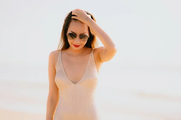 Retrato jovem bela mulher asiática andar sorriso feliz na bea — Fotografia de Stock