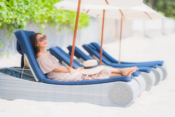 Portret mooie jonge Aziatische vrouw op de stoel met paraplu — Stockfoto