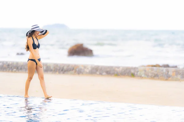 Portret mooie jonge Aziatische vrouw dragen bikini rondzwemmen — Stockfoto