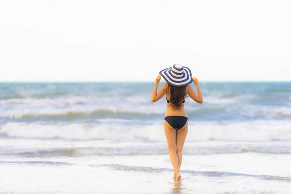 Ritratto bella giovane donna asiatica indossare bikini sulla spiaggia se — Foto Stock