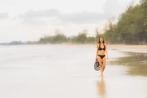 Портрет красивая молодая азиатка носить бикини на пляже se — стоковое фото