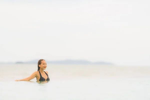 Ritratto bella giovane donna asiatica indossare bikini intorno al nuoto — Foto Stock