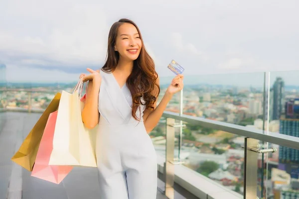 Портрет красива молода азіатка щаслива і посміхається з кредитом — стокове фото