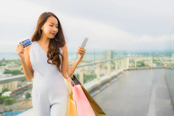 Retrato hermosa joven asiática mujer feliz y sonrisa con crédito — Foto de Stock