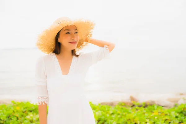 Portre güzel Asyalı kadın gülümsemek mutlu boş şapka giymek — Stok fotoğraf