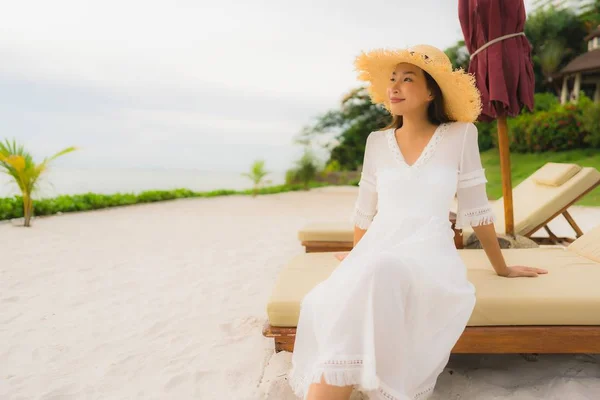 Retrato hermosa mujer asiática usar sombrero con sonrisa feliz ocio — Foto de Stock