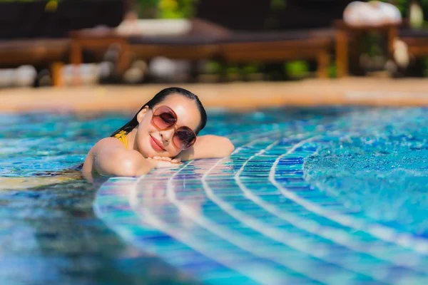 Portre güzel genç kadın eğlence gülümsemek ve hap — Stok fotoğraf