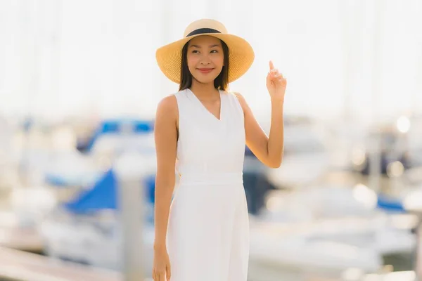 Retrato hermosa joven asiático mujer ocio sonrisa feliz relajarse un — Foto de Stock