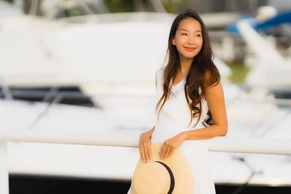 Портрет красива молода азіатська жінка дозвілля посмішка щасливий розслабитися — стокове фото