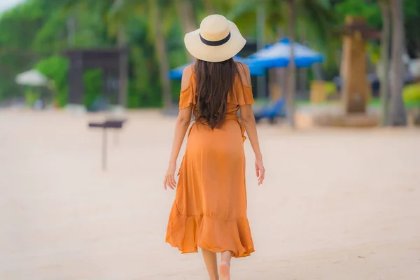 Retrato hermosa joven asiática mujer feliz sonrisa relajarse en el be — Foto de Stock