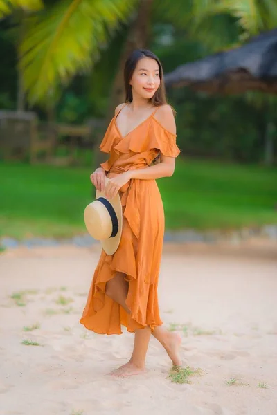 Portrét krásná mladá asijská žena šťastný úsměv relaxovat na — Stock fotografie