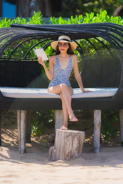 Portrait beautiful young asian woman reading book with happy smi — Stock Photo, Image