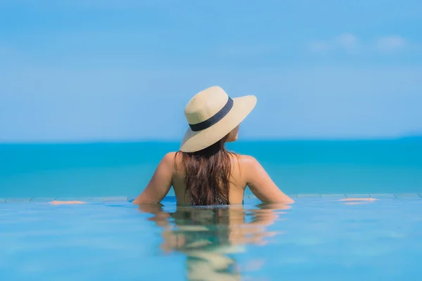 Retrato hermosa joven asiática mujer feliz sonrisa relajarse en swimmi — Foto de Stock