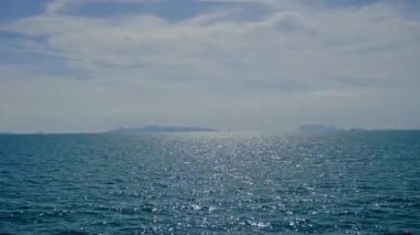 Güzel dalgalı denizin sakin görüntüleri.