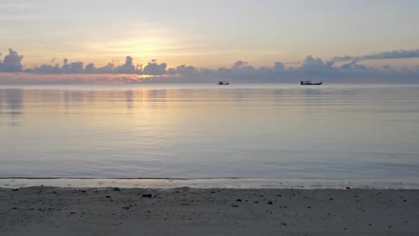 美丽波涛汹涌的大海的宁静镜头 — 图库视频影像