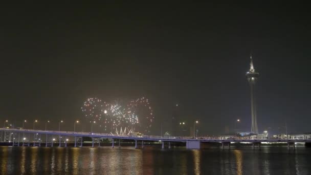 Фейерверки Взрываются Над Азиатским Городом Праздничную Ночь — стоковое видео