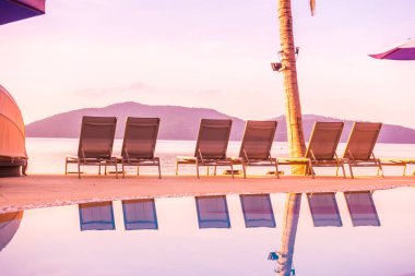 Şemsiye ve sandalye ile güzel açık hava manzarası p yüzme