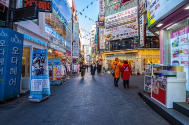 Seoul, Güney Kore 10 Aralık 2018: Myeong dong pazarı 