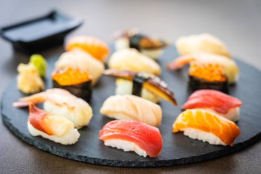 Somon balığı karides karides yılan balığı kabuk ve oth nigiri suşi ayarla