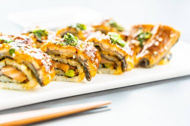 Izgara yılan balığı veya unagi balık suşi maki rulo tatlı sos ile