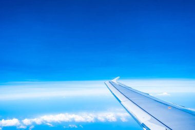 Mavi gökyüzü ile uçak kanadı havadan görünümü