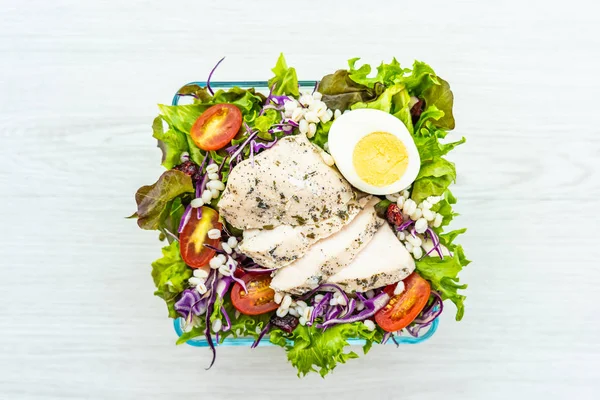 Poitrine de poulet grillée et salade de viande — Photo