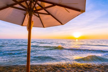 Şemsiye ve sandalye yastık çevresinde bea güzel manzara ile