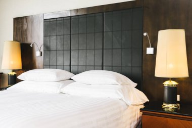 Güzel lüks rahat beyaz yastık ve battaniye yatakta zekâ