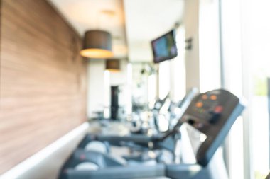 Spor salonu iç odasında soyut ve defokus fitness ekipmanları