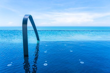 Otel beldesinde yüzme havuzu etrafında merdiven havuzu