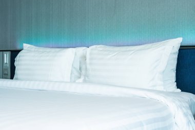 B yatak dekorasyonu üzerinde güzel lüks rahat beyaz yastık