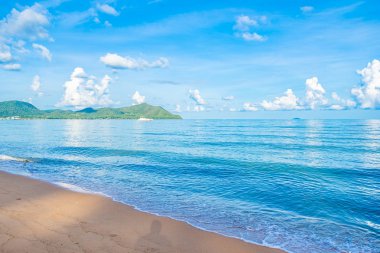 Beyaz bulut mavi gökyüzü ile güzel tropikal plaj deniz Okyanusu ve