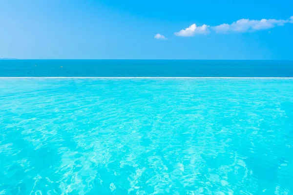 Hermoso paisaje de mar océano con piscina al aire libre en w —  Fotos de Stock