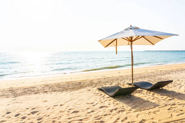 Sedia ombrellone e lounge sulla bellissima spiaggia mare oceano su sk — Foto Stock