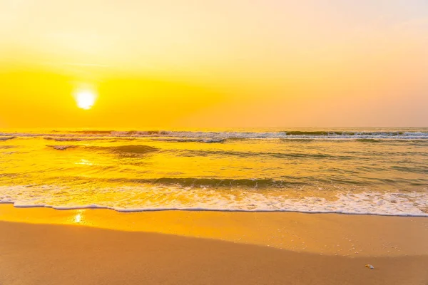 Gyönyörű táj szabadtéri tengeri óceán és a strand napfelkeltekor vagy Su — Stock Fotó