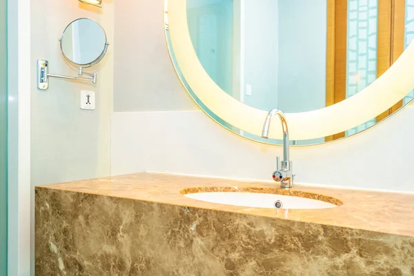 浴室中美丽的豪华水龙头和水槽装饰 — 图库照片