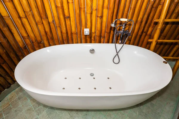 Mooie luxe witte badkuip decoratie in de badkamer — Stockfoto