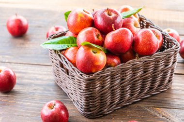Sepet içinde kırmızı elma