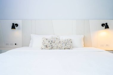 Beyaz yastık Yatak Dekorasyon güzel lüks yatak odasında Inter