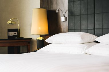 Güzel lüks rahat beyaz yastık ve battaniye yatakta zekâ