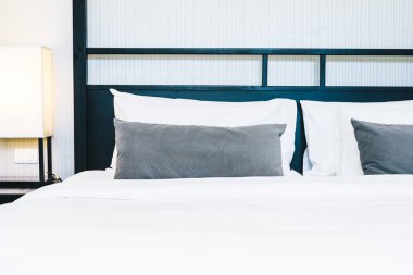 Hafif lamba ile yatakta güzel lüks rahat yastık