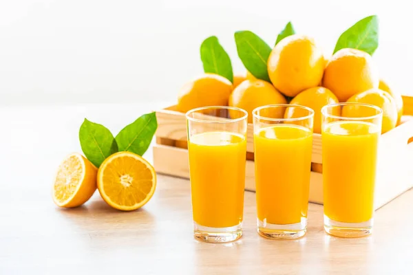 Suco de laranja fresco para bebida em vidro de garrafa — Fotografia de Stock