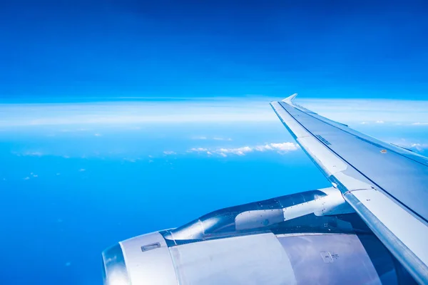 Vue aérienne de l'aile de l'avion avec ciel bleu — Photo