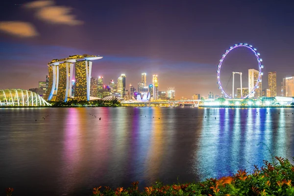 Schöne Architektur Gebäude Wolkenkratzer rund um Marina Bay in — Stockfoto