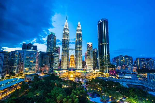 Beau bâtiment d'architecture extérieur dans la ville de Kuala Lumpur dans — Photo