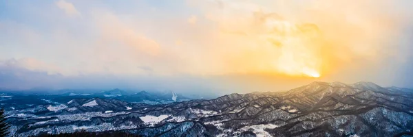 雪ウイントの木の周りの藻岩山と美しい風景 — ストック写真