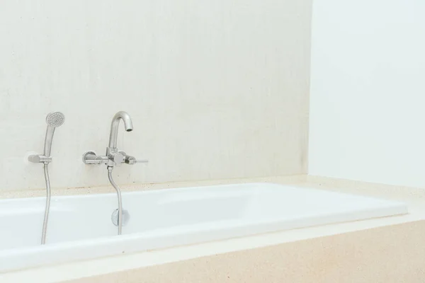Linda decoração de banheira branca de luxo interior do banheiro — Fotografia de Stock