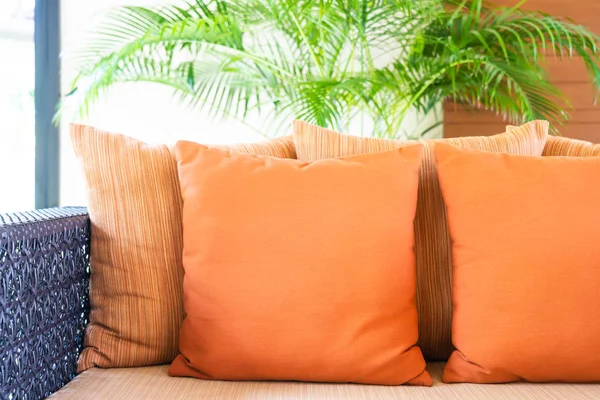Pohodlný polštář na pohovce dekorace v obývacím pokoji interiéru — Stock fotografie